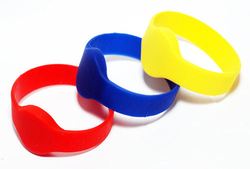Customized RFID Silicone Bracelets Waterproof RFID NFC Wristband With Logo Print